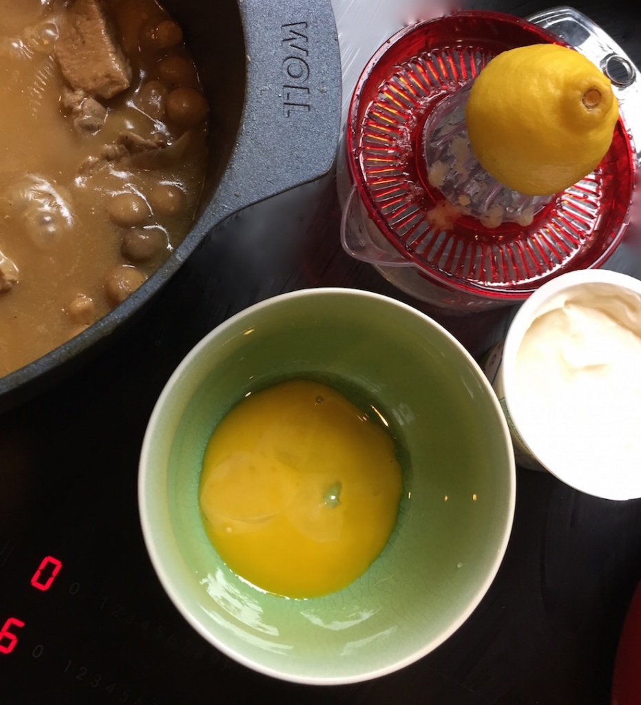 preparer-les-ingredients-pour-la-sauce-de-la-blanquette