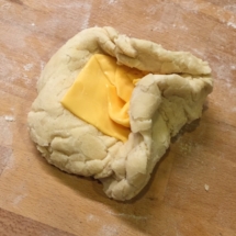 Replier hermétiquement la pâte sur le fromage ... naan de la koutoubia