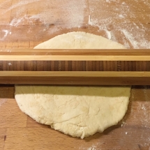 Abaisser la pâte en un cercle de 20cm environ
