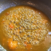 Faire réduire le jus de cuisson en une sauce épaisse