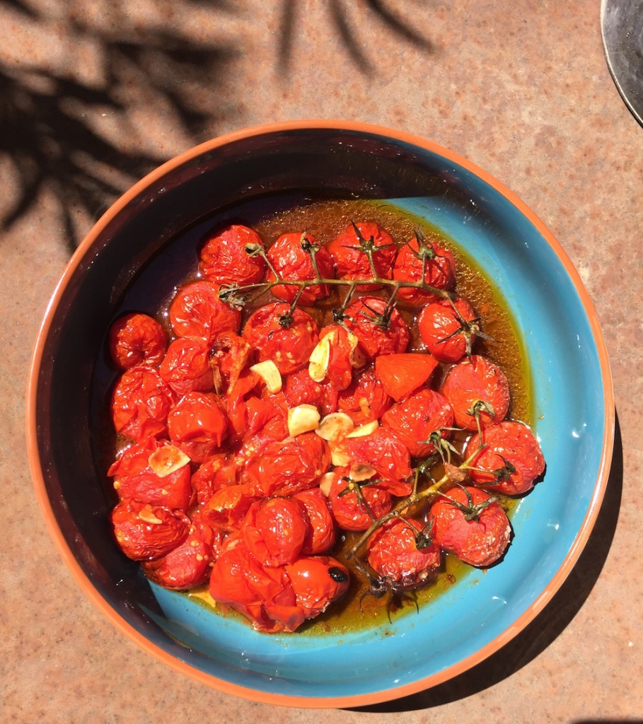 Tomates rôties sur la lèchefrite avec de l'ail et un trait d'huile d'olive...